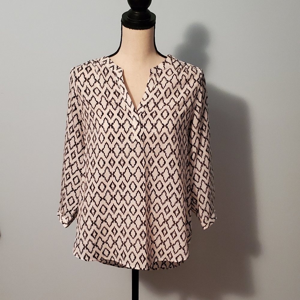 💲 Dalia Cream Black Geometric High Low Blouse M ~ Great for Office or Casual